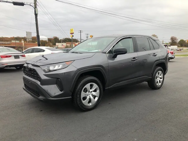 2022 Toyota RAV4 LE's photo