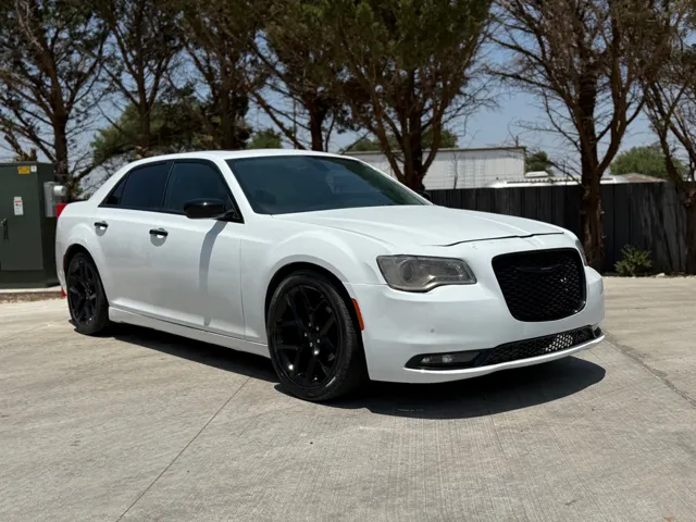 2016 Chrysler 300 C's photo