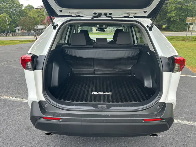2022 Toyota RAV4 XLE - Photo 18