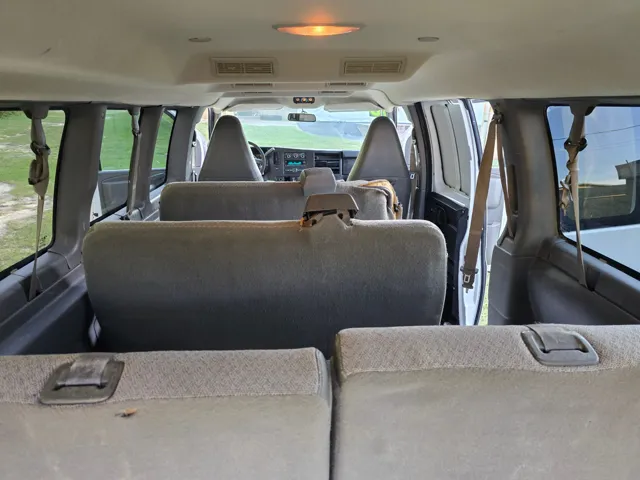2016 Chevrolet Express Passenger LS - Photo 17