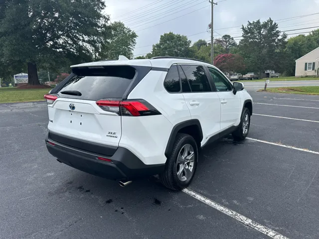 2022 Toyota RAV4 XLE - Photo 8