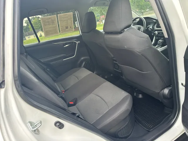 2022 Toyota RAV4 XLE - Photo 19