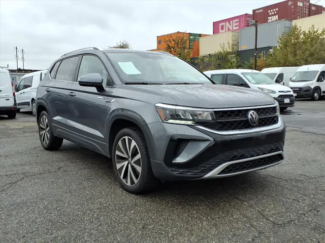 2024 Volkswagen Taos SE's photo