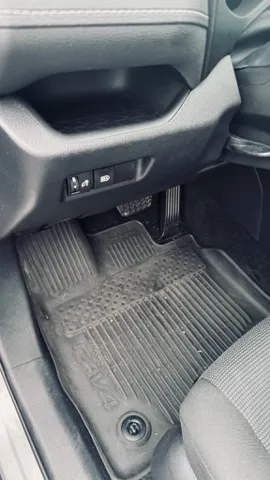 2022 Toyota RAV4 LE - Photo 10