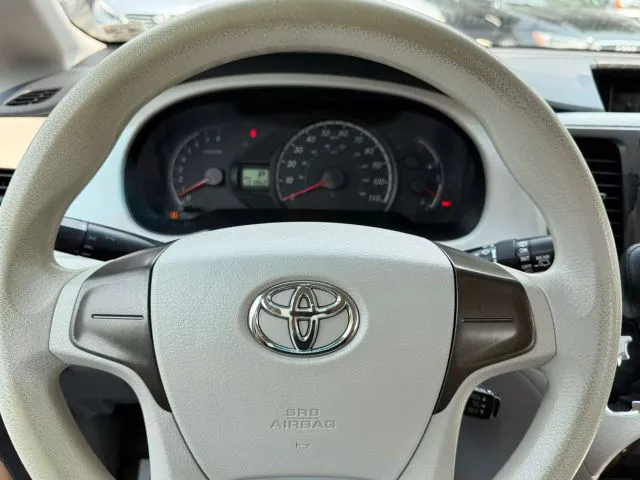 2014 Toyota Sienna L - Photo 13