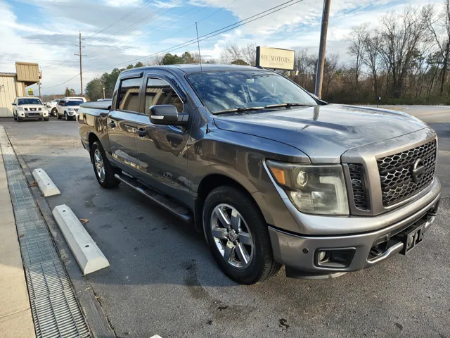 2018 Nissan Titan SV's photo