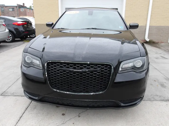 2019 Chrysler 300 S's photo