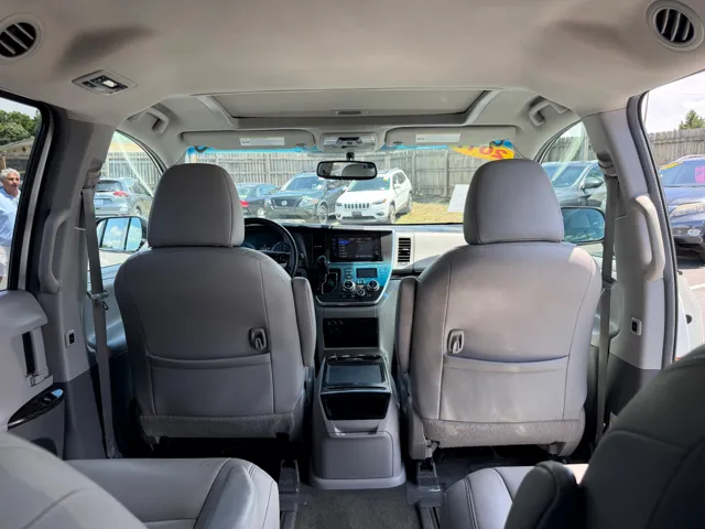 2017 Toyota Sienna XLE - Photo 8