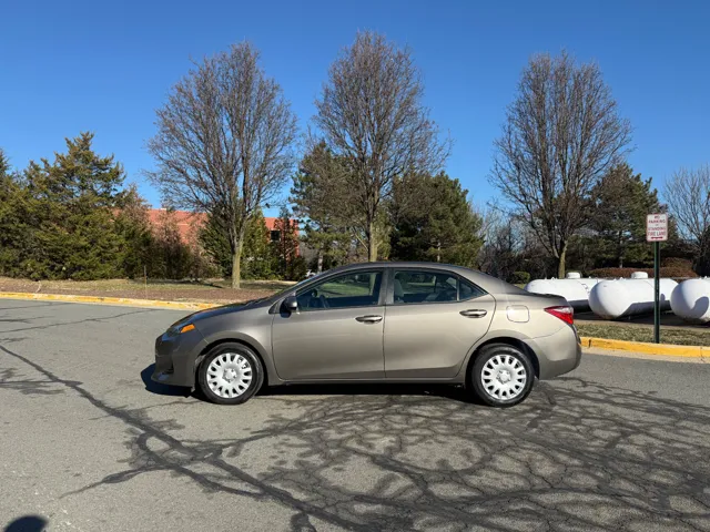 2019 Toyota Corolla LE - Photo 6