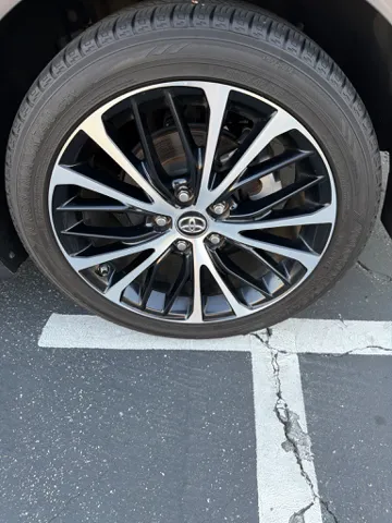 2019 Toyota Camry SE - Photo 9