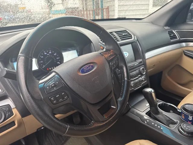 2017 Ford Explorer XLT photo 3