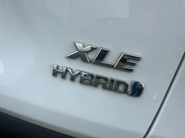 2022 Toyota RAV4 XLE - Photo 6