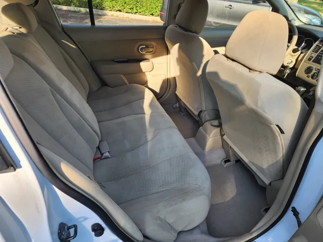 2010 Nissan Versa S photo 16