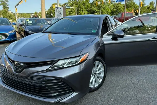 2020 Toyota Camry LE - Photo 34