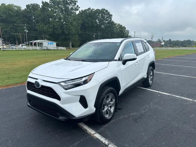 2022 Toyota RAV4 XLE - Photo 12