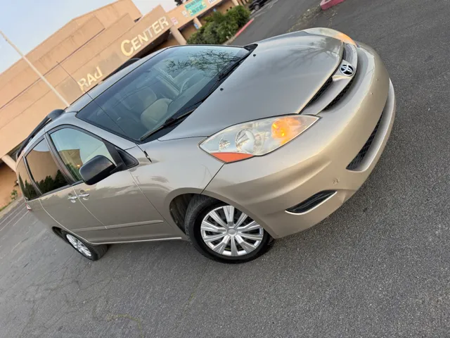 2010 Toyota Sienna LE 7-Passenger's photo