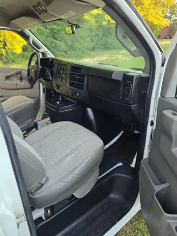 2016 Chevrolet Express Passenger LS - Photo 11