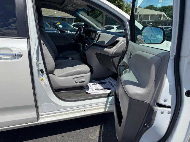2017 Toyota Sienna XLE - Photo 14