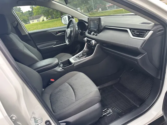2022 Toyota RAV4 XLE - Photo 21
