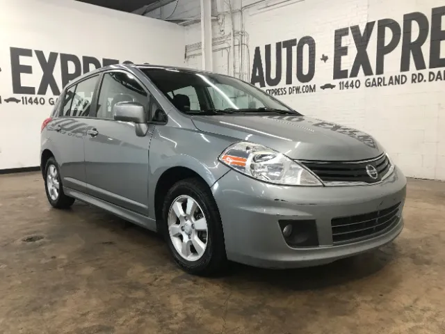 2010 Nissan Versa's photo