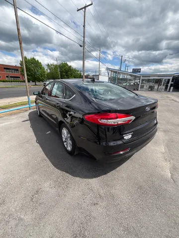 2019 Ford Fusion SE - Photo 2
