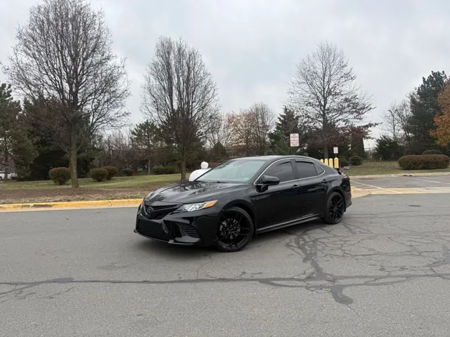 2020 Toyota Camry SE's photo