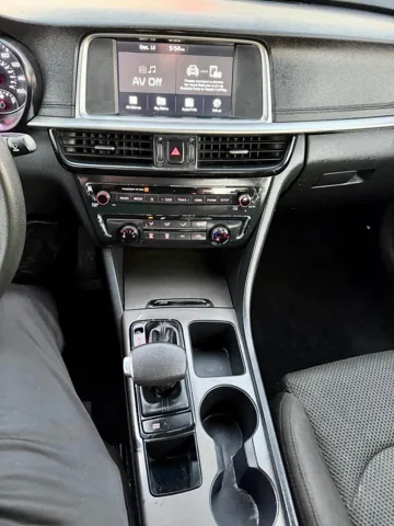 2020 Kia Optima LX - Photo 11