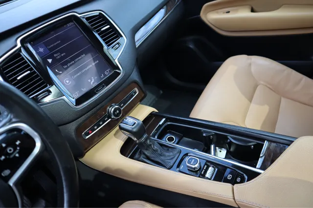 2016 Volvo XC90 T6 Momentum AWD photo 15