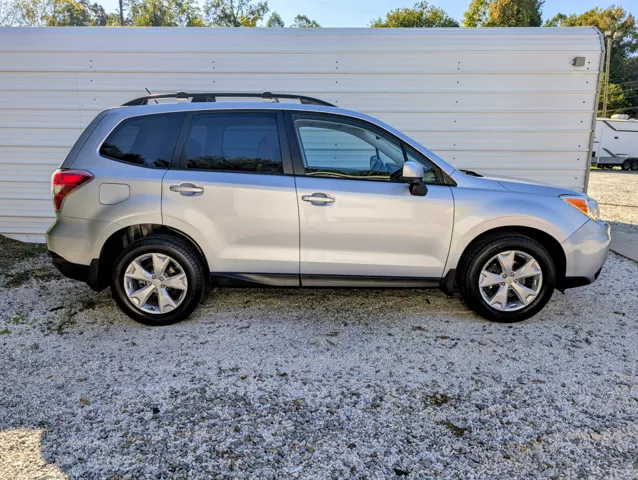 2014 Subaru Forester 2.5i photo 2
