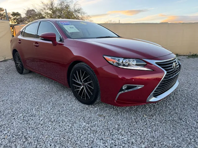 2016 Lexus ES 350's photo