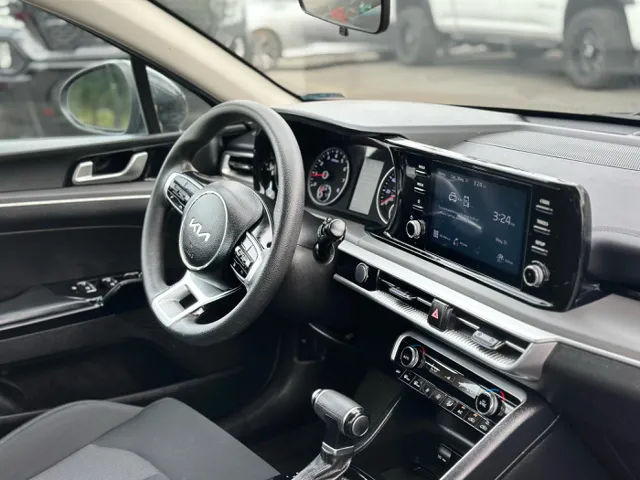 2022 Kia K5 LXS - Photo 13