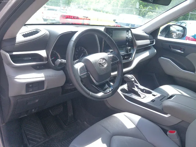 2021 Toyota Highlander XLE - Photo 14