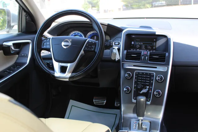 2012 Volvo XC60 T6 R-Design photo 24