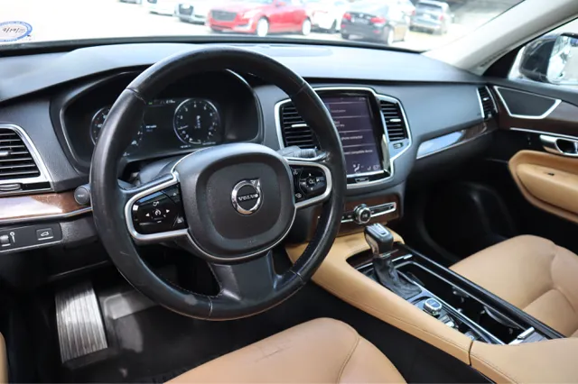 2016 Volvo XC90 T6 Momentum AWD photo 10
