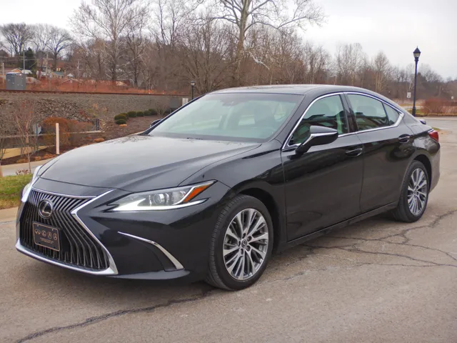 2021 Lexus ES Base's photo