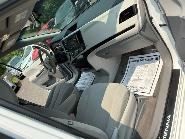 2014 Toyota Sienna L - Photo 28
