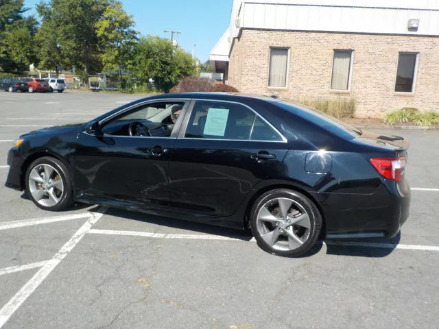 2012 Toyota Camry SE photo 2