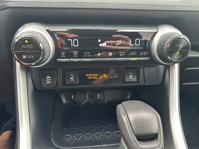 2022 Toyota RAV4 XLE - Photo 26