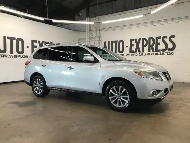 2015 Nissan Pathfinder SV photo