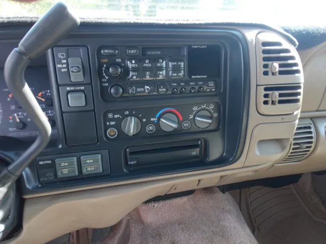 1998 Chevrolet Tahoe LS - Photo 24