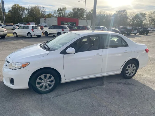 2011 Toyota Corolla LE photo 2