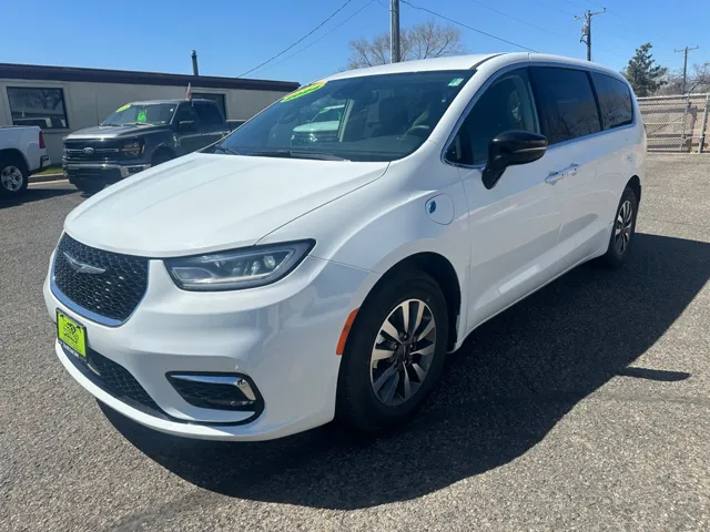 2024 Chrysler Pacifica Hybrid Select PHEV's photo