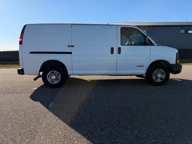 2005 Chevrolet Express 3500 photo 2