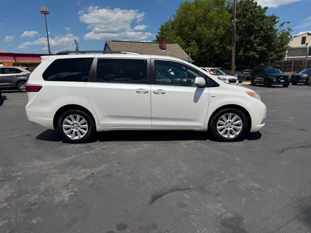 2017 Toyota Sienna XLE - Photo 12