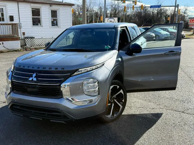 2022 Mitsubishi Outlander SE's photo