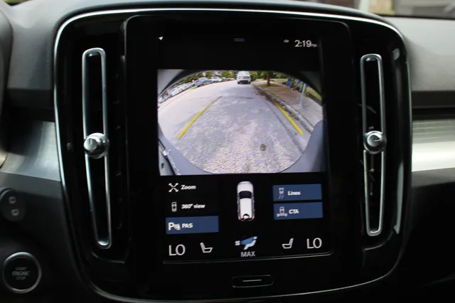 2022 Volvo XC40 T5 Momentum photo 17