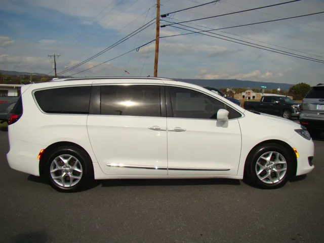 2017 Chrysler Pacifica Touring-L Plus's photo