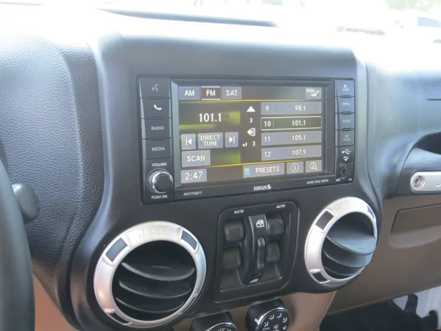2014 Jeep Wrangler Unlimited Sahara photo 6