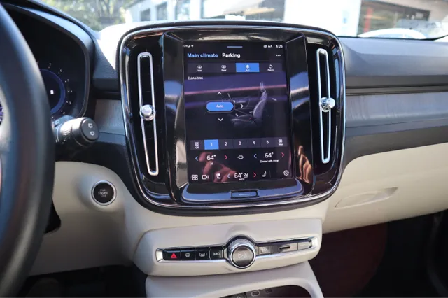 2023 Volvo XC40 Ultimate photo 17