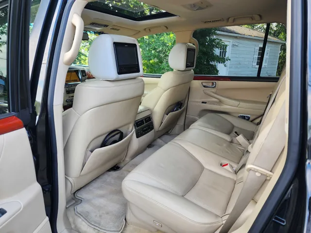 2010 Lexus LX 570 photo 9